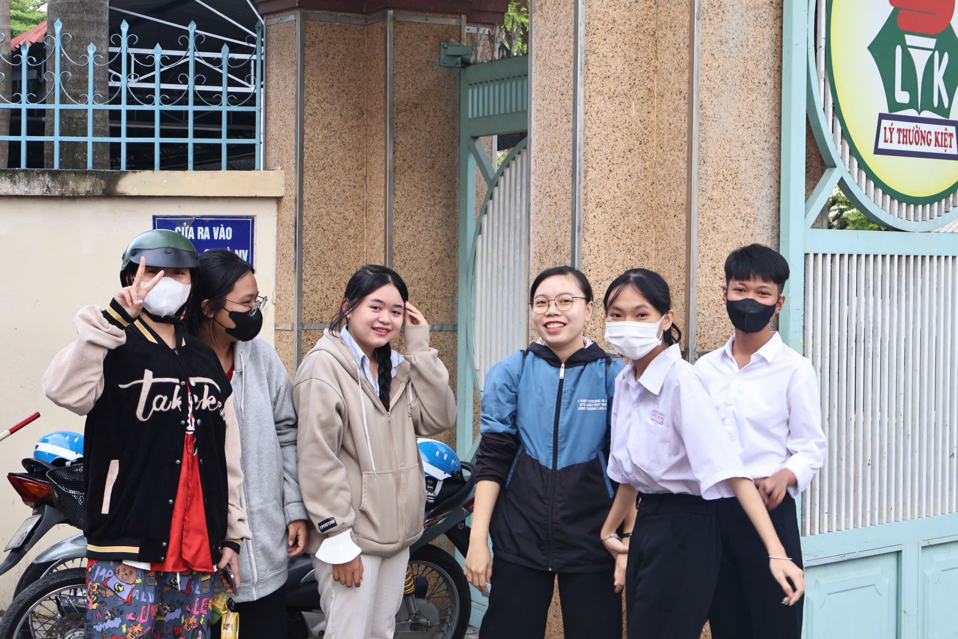 Phụ huynh dặn dò thí sinh trước khi thi (Ảnh:Hiền Thục) Phụ huynh dặn dò thí sinh trước khi thi (Ảnh:Hiền Thục)