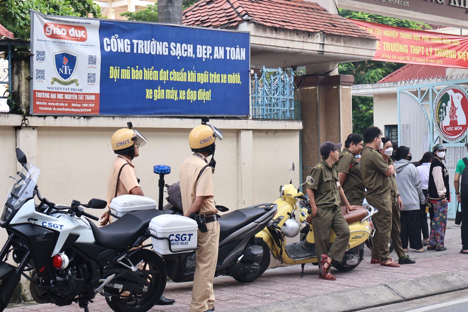 Lực lượng cảnh sát giao thông, dân phòng được điều động đảm bảo an ninh trật tự tại điểm thi(Ảnh:Hiền Thục) Lực lượng cảnh sát giao thông, dân phòng được điều động đảm bảo an ninh trật tự tại điểm thi(Ảnh:Hiền Thục)