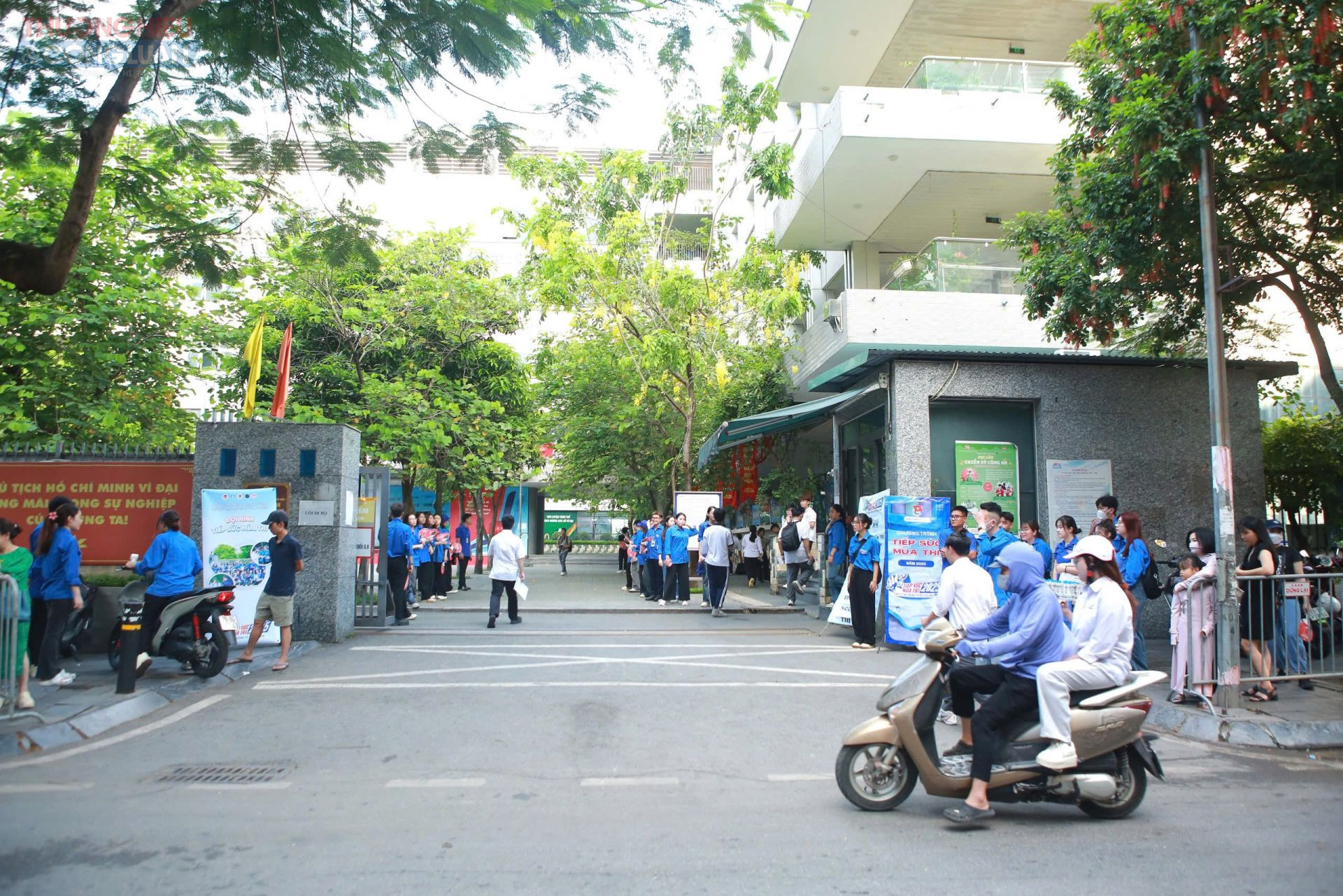 Năm nay, Hà Nội có số thí sinh dự thi tốt nghiệp THPT đông nhất cả nước, với hơn 124.000 thí sinh, tăng trên 15.000 so với năm trước. Toàn thành phố có 233 điểm thi, với gần 5.000 phòng thi, trong đó có 4 điểm thi dành riêng cho đối tượng học sinh học chương trình 2006.