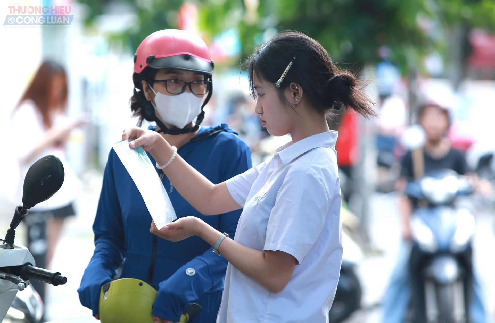 Theo ghi nhận của PV Tạp chí Thương hiệu & Công luận, từ sáng sớm các phụ huynh đã đưa các thí sinh đến điểm thi và không quên dặn dò kiểm tra lại tư trang.