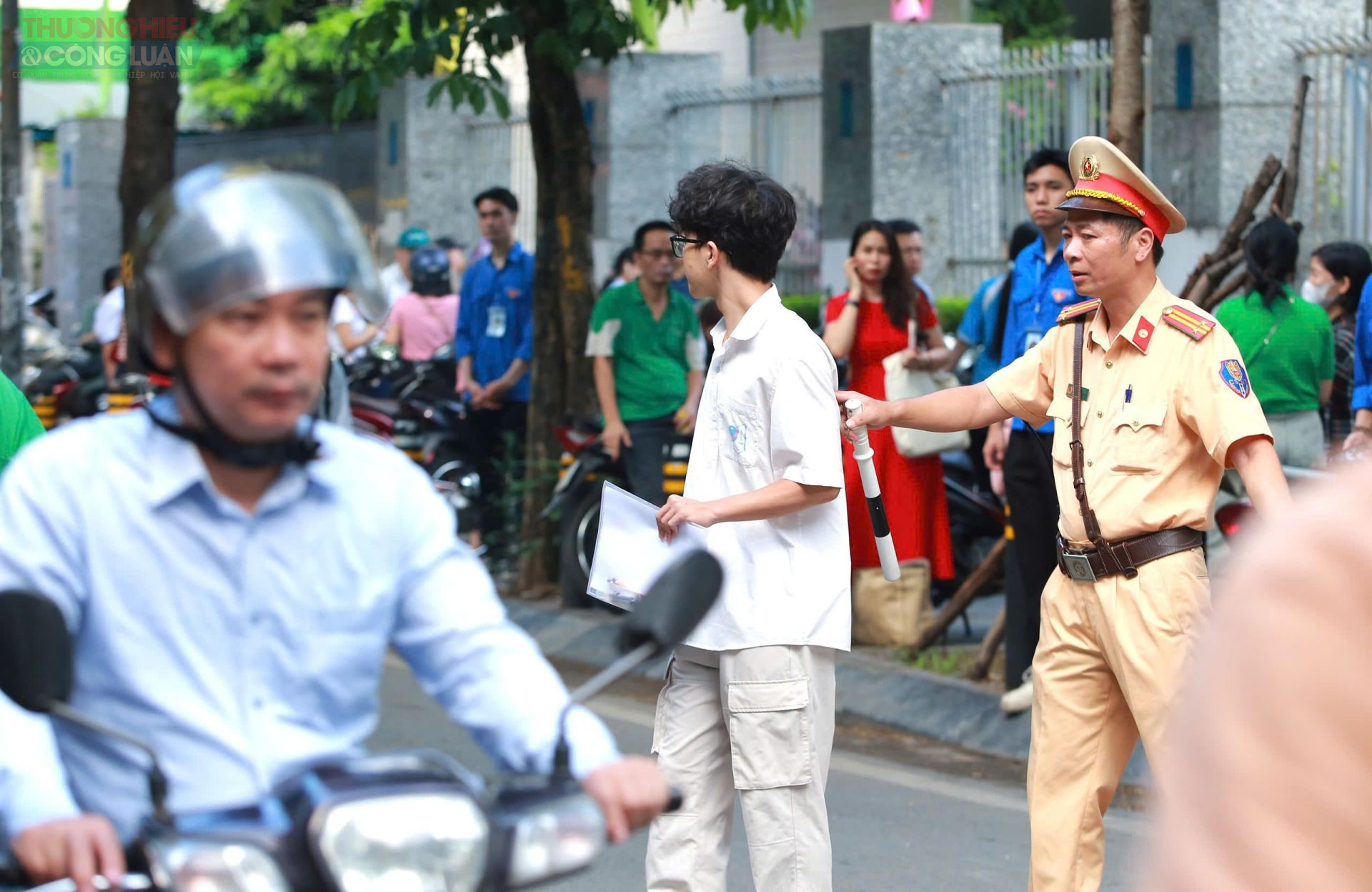 Theo đó, tại các khu vực cổng trường thi đều có lực lượng CSGT hỗ trợ các thí sinh và phụ huynh.