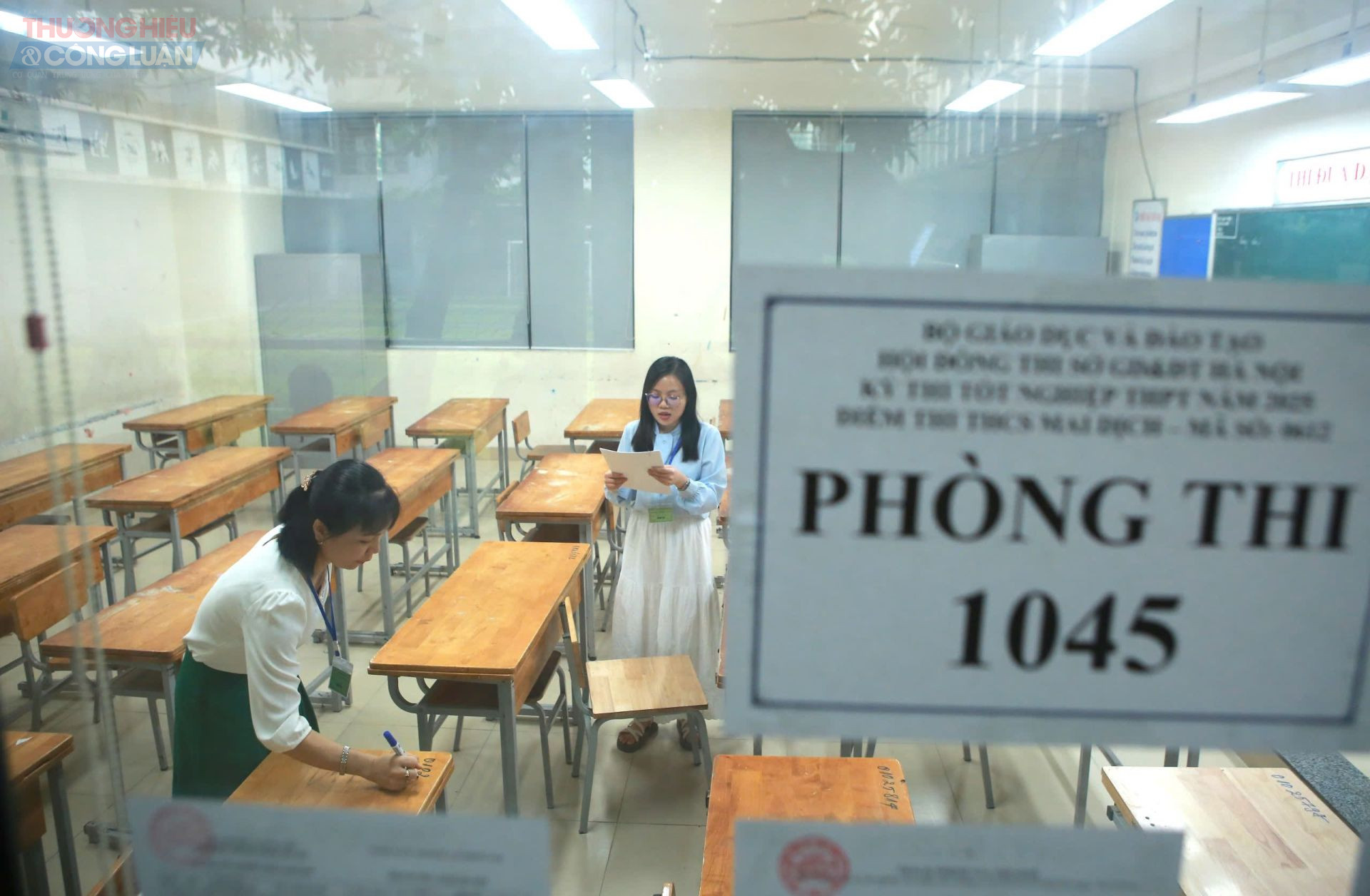 Điểm đặc biệt năm nay là ngữ liệu thi sẽ nằm ngoài sách giáo khoa. Điều này nhằm đánh giá khả năng đọc hiểu và cảm thụ văn bản của học sinh trong các tình huống thực tế, tránh học tủ, học thuộc lòng máy móc. Ngữ liệu trong đề thi có thể bao gồm các đoạn văn, thơ, hoặc tình huống mang tính thời sự, đời sống xã hội.