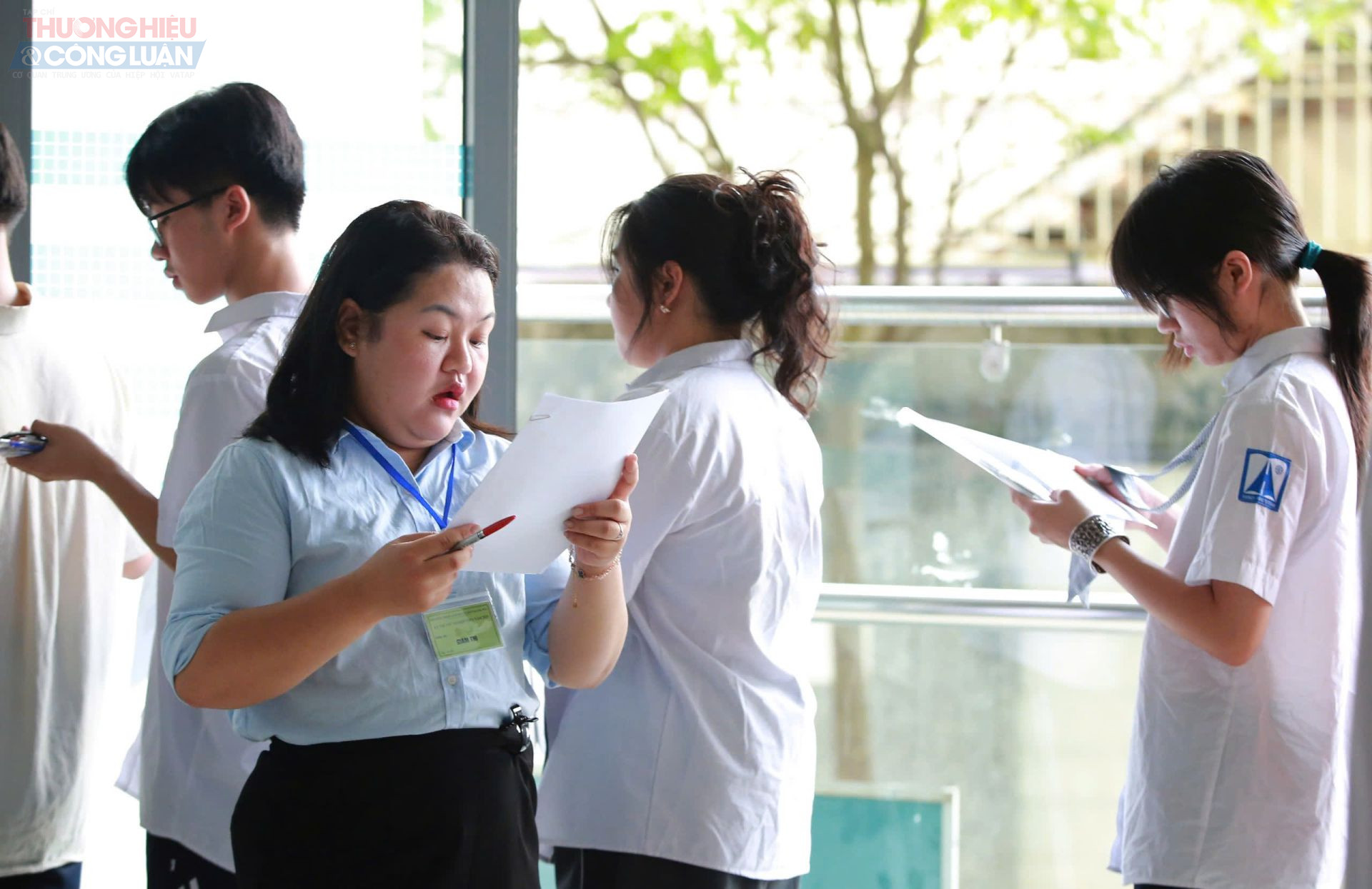 Giám thị đọc tên các thí sinh vào phòng thi