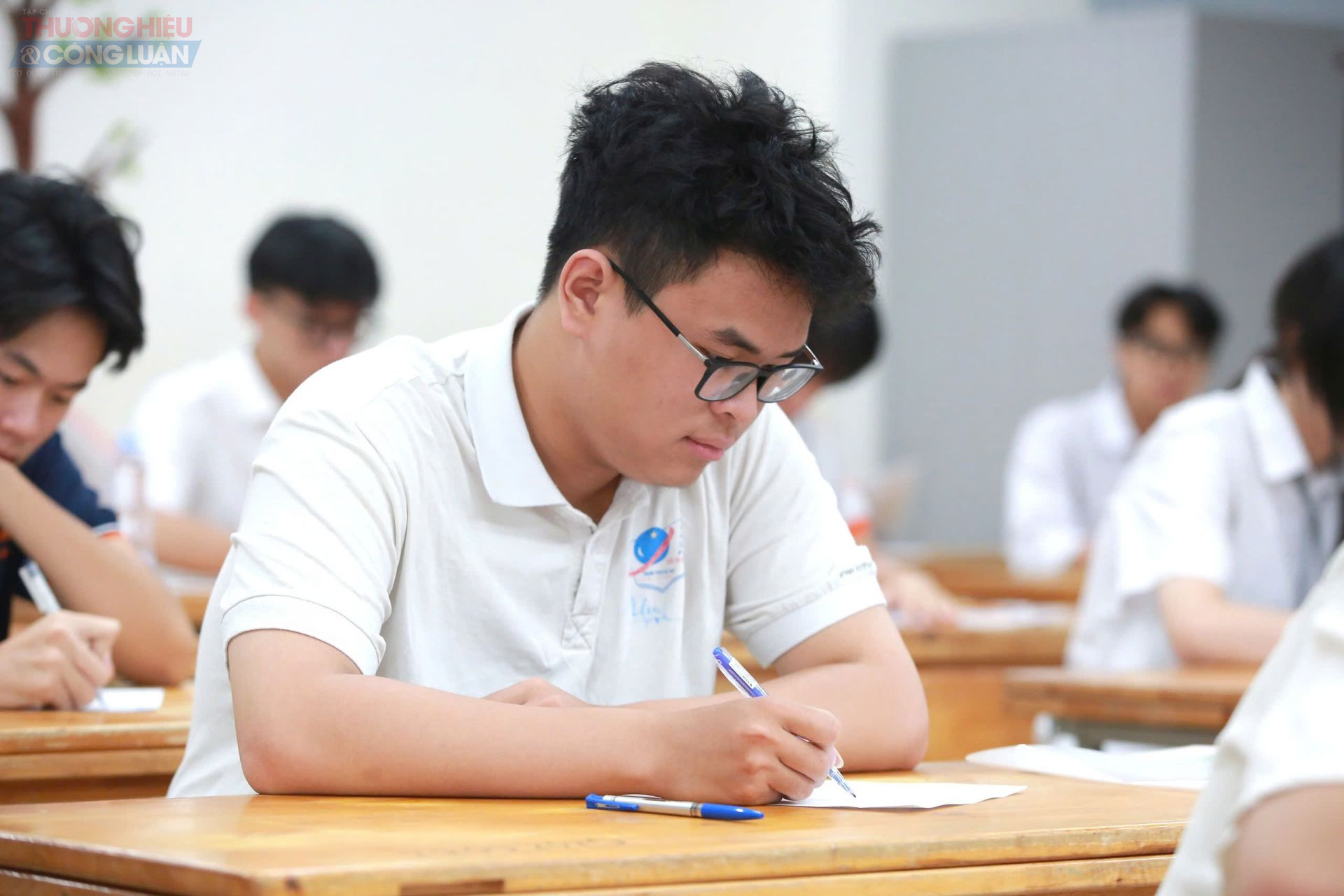 Ngồi chờ vào phòng thi tại điểm thi THCS Mai Dịch (Hà Nội), thí sinh Trần Minh Đức (Trường THPT Yên Hòa) chia sẻ: “Em thấy kỳ thi năm nay có nhiều điểm đổi mới tích cực, nhất là việc tăng điểm cho phần nghị luận xã hội. Điều này giúp đề thi sát với thực tế, cho phép học sinh bày tỏ quan điểm cá nhân nhiều hơn. Em đã ôn kỹ các dạng đề nên khá tự tin với bài thi Ngữ văn sáng nay. Mong rằng em sẽ thể hiện được hết những gì mình đã chuẩn bị.”