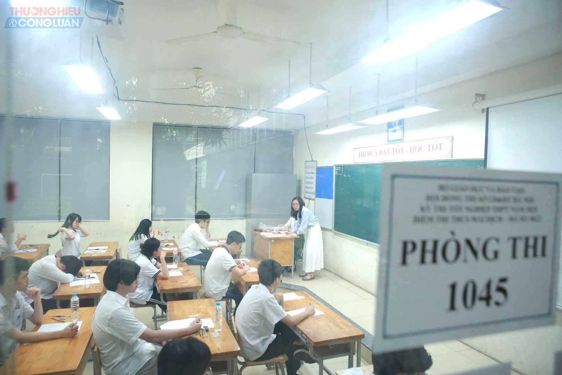 Sau tiếng trống đầu tiên, các giám thị đã bắt đầu tiến hành thủ tục kiểm tra phòng thi và đánh số báo danh.