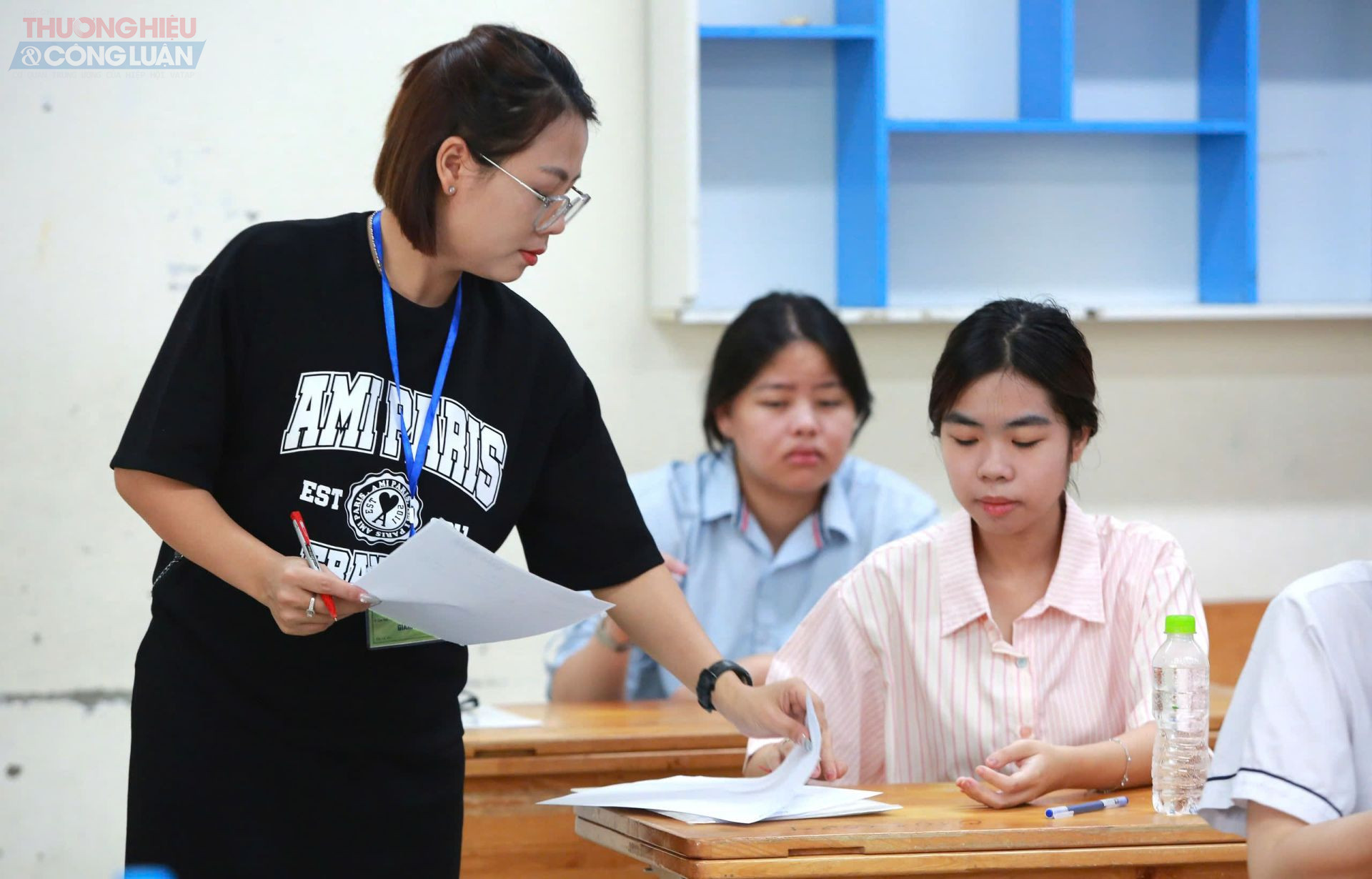 Trong đề minh họa được công bố trước đó, cả ba phần của bài thi: đọc hiểu, nghị luận xã hội và nghị luận văn học, đều sử dụng ngữ liệu ngoài sách giáo khoa.