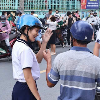 Phụ huynh động viên con trước giờ thi môn Ngữ Văn ( Ảnh: Mai Dung)