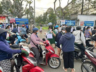 Nhiều phụ huynh chở con đến điểm thi từ lúc 6 giờ sáng ( Ảnh: Mai Dung)