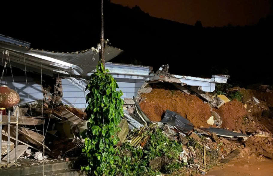 Sạt lở đất vùi lấp nhà ở Yên Bái khiến 1 nam sinh tử vong