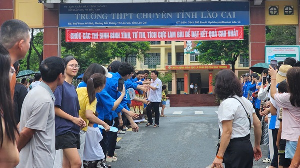 Hơn 9.000 thí sinh Lào Cai đội mưa hoàn thành môn thi đầu tiêu