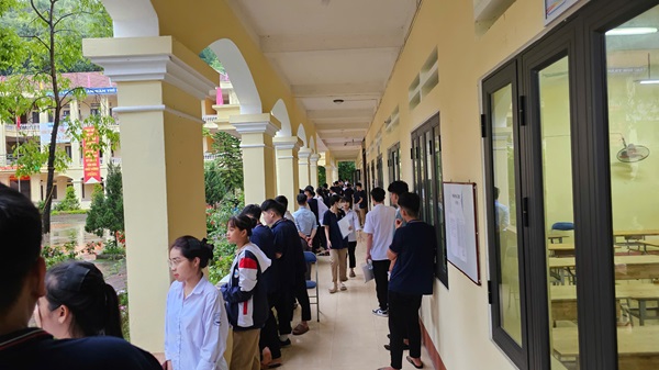 Thí sinh đợi vào phòng thi