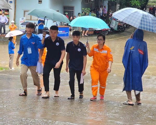 Các lực lượng hỗ trợ che ô giúp thí sinh