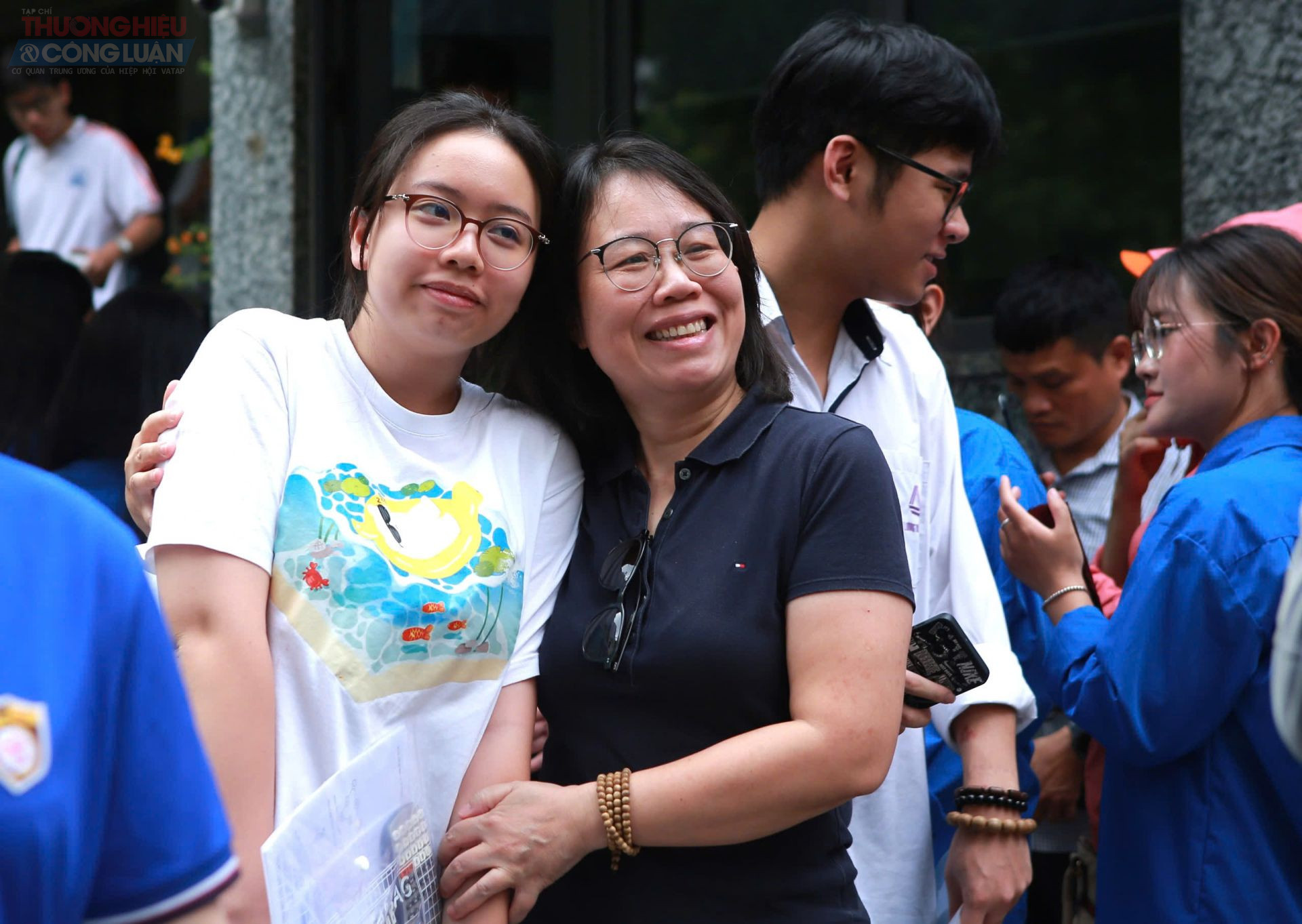 Không khí cũng nhẹ nhõm hơn phía ngoài cổng trường khi phụ huynh nghe con chia sẻ về đề thi dễ chịu, không áp lực như lo ngại.