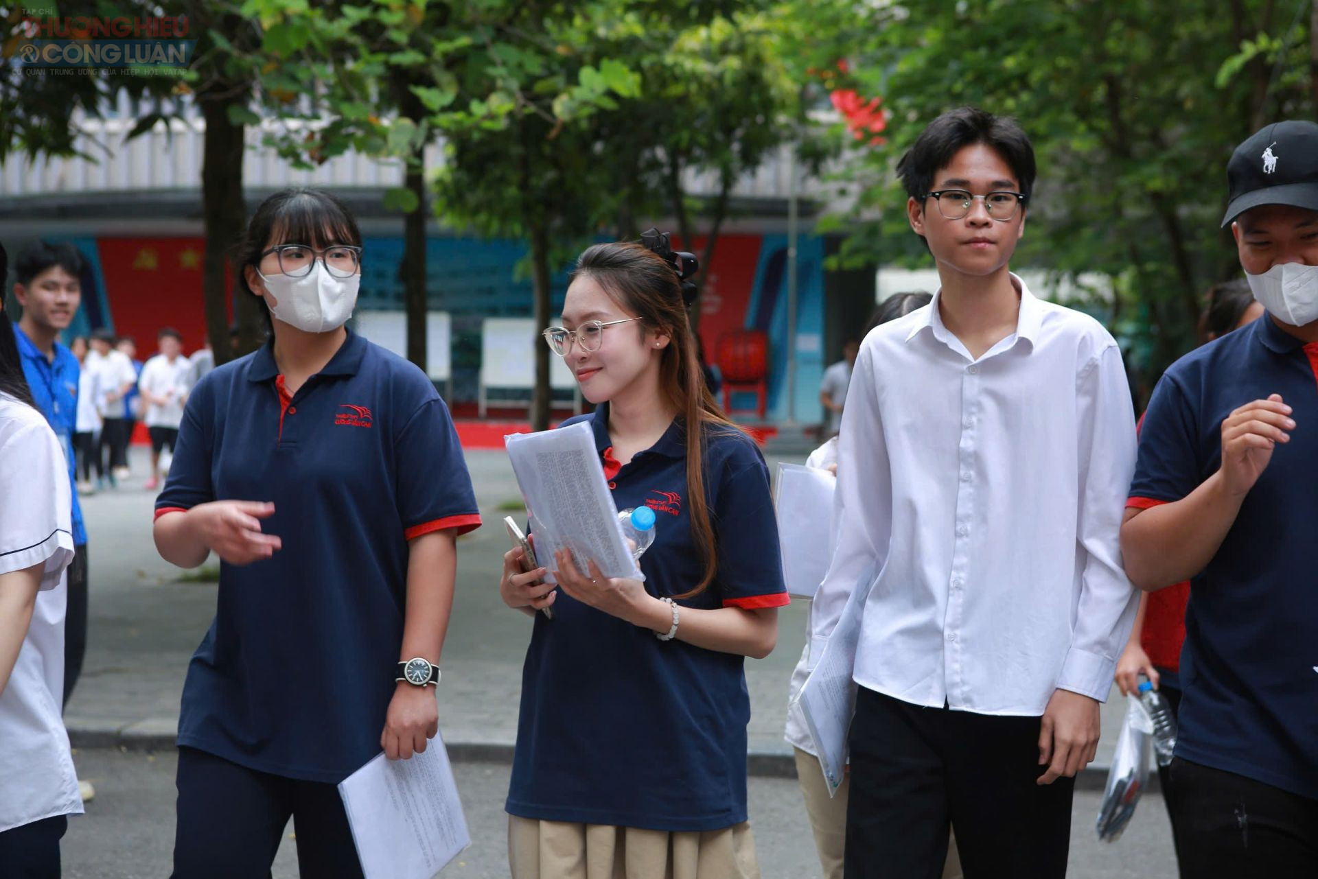 Ngày thi đầu tiên của kỳ thi THPT Quốc gia 2025 khép lại với những nụ cười. Đề thi Toán được đánh giá vừa sức, không quá đánh đố đã tiếp thêm tinh thần cho hàng triệu sĩ tử trước các môn thi quan trọng phía trước.