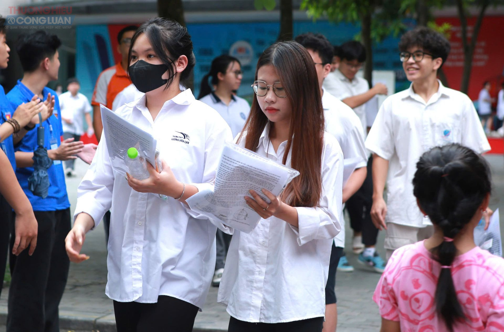 Em Lê Mai , thi khối A01, cho biết: 