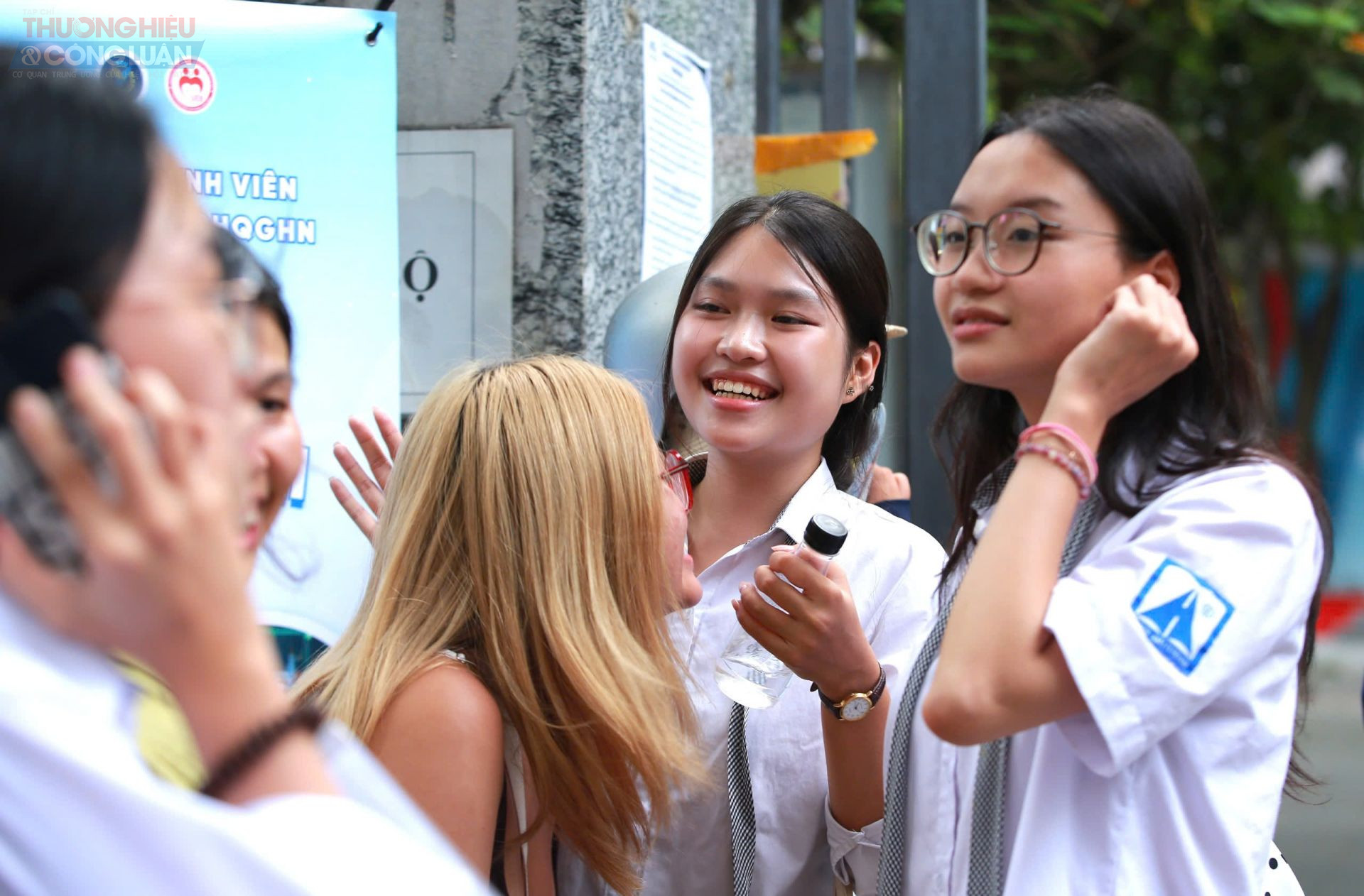 Sự hân hoan của các thí sinh tại Hà Nội sau khi hoàn tất môn Toán kỳ thi tốt nghiệp THPT