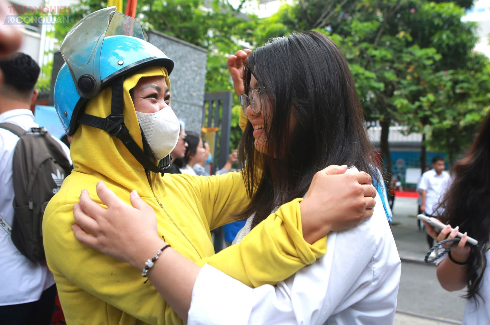 Một phụ huynh vui mừng ôm con sau giờ thi: “Miễn con thấy vui và tự tin là mẹ yên tâm rồi.”