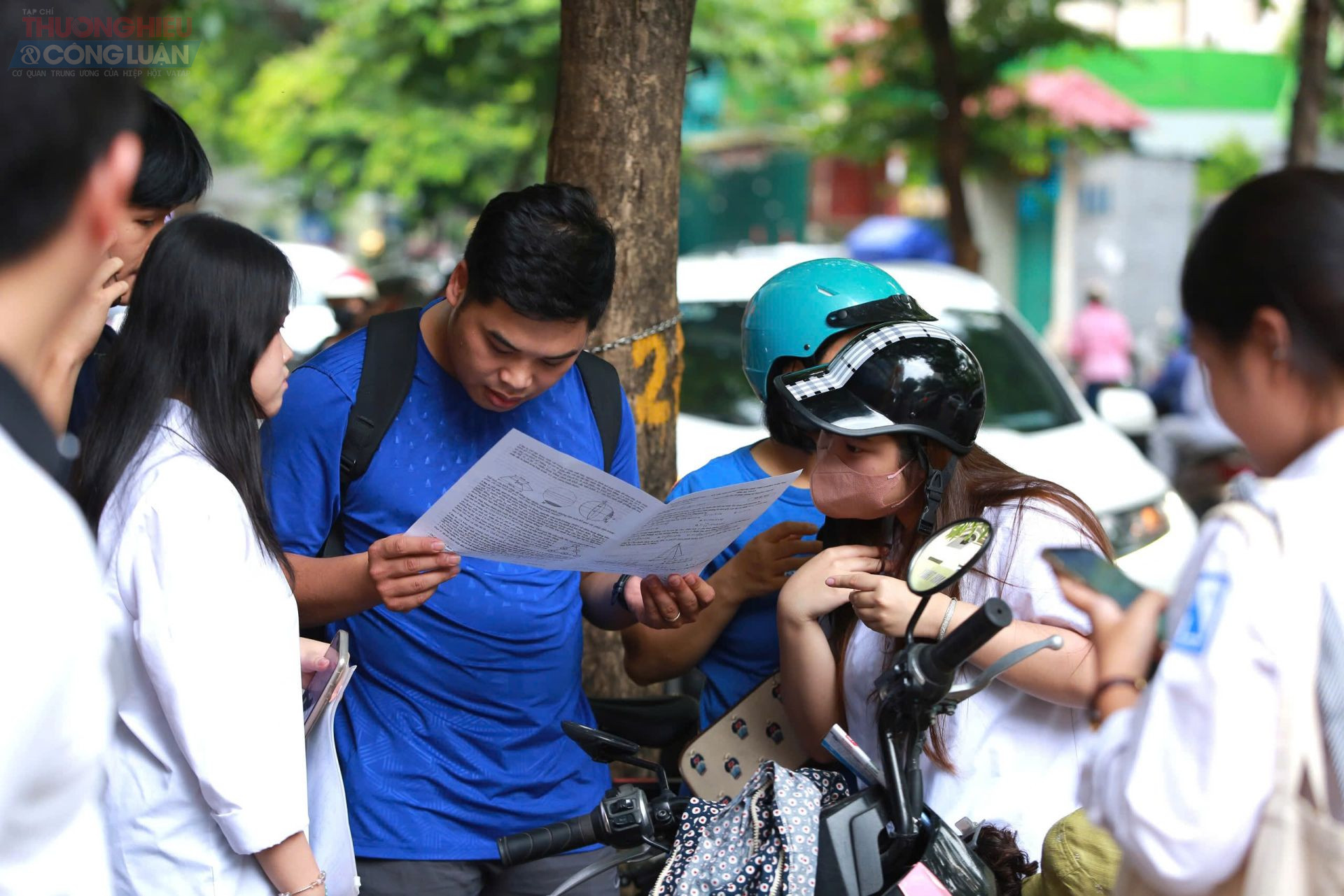 Ngay sau khi rời phòng thi, nhiều nhóm thí sinh trao đổi đáp án, so sánh kết quả.