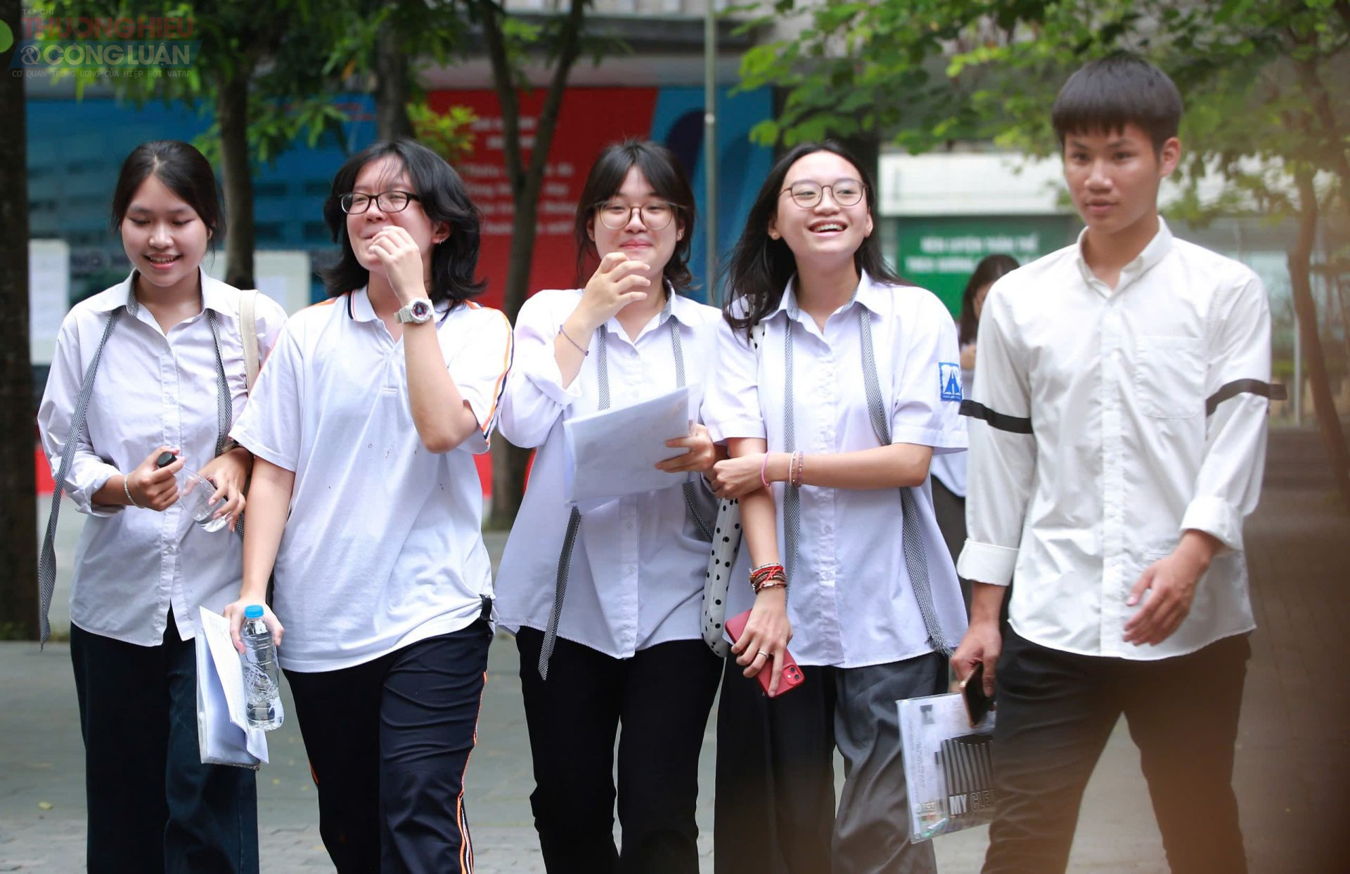 Ngay sau khi kết thúc giờ thi, nhiều thí sinh đã chia sẻ cảm nhận về độ khó của đề thi Toán năm nay. Phần lớn các em đều cho rằng đề thi có tính phân hóa rõ rệt.