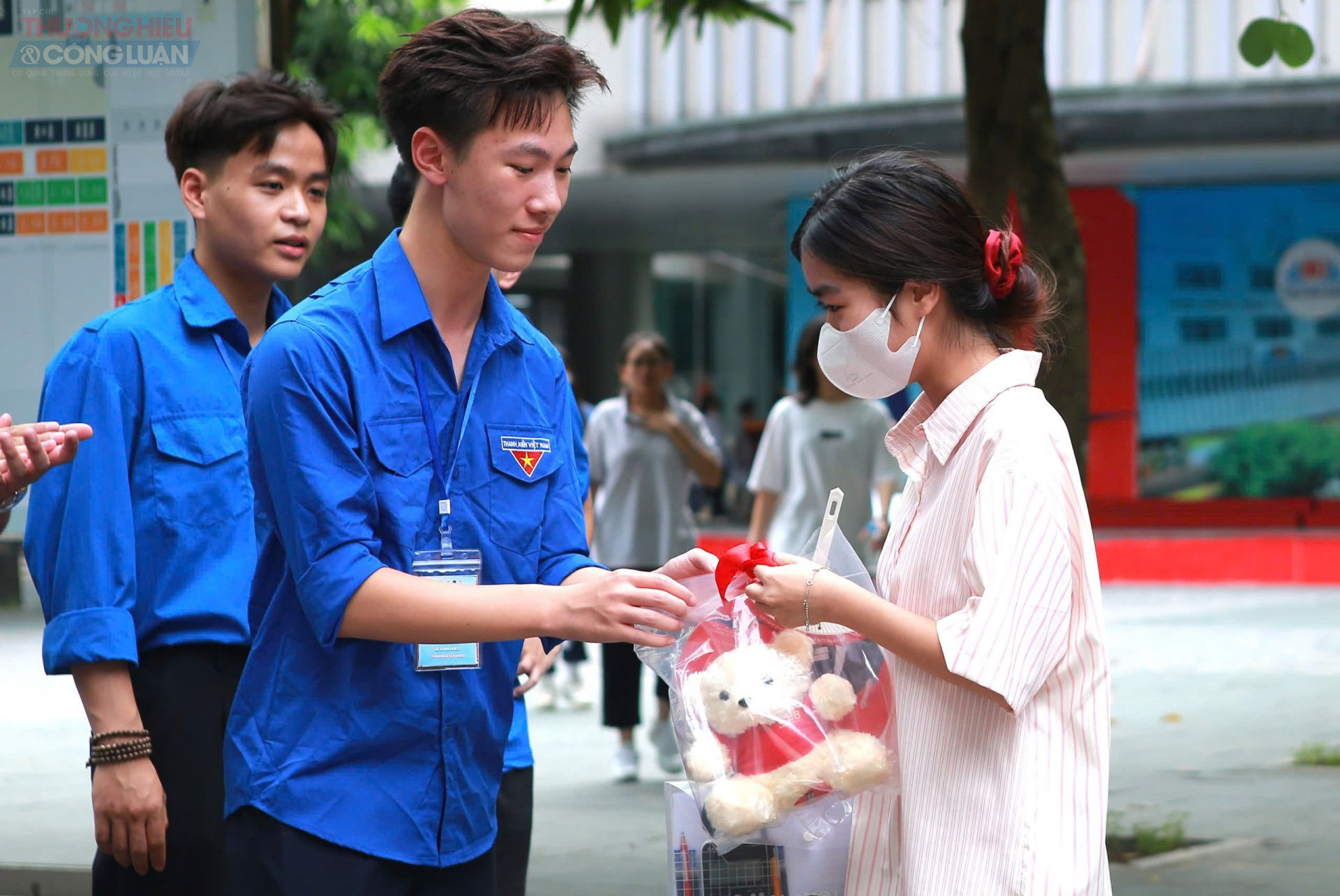 Ghi nhận của phóng viên Tạp chí Thương hiệu & Công luận tại các điểm thi tại TP Hà Nội, các lực lượng công an, tình nguyện viên và cán bộ coi thi phối hợp chặt chẽ để đảm bảo an ninh, an toàn và hỗ trợ thí sinh di chuyển, làm thủ tục đúng giờ.