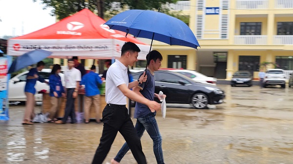 Không bảng hiệu, không khẩu hiệu, họ có mặt từ sớm, lặng lẽ chia nhau công việc...