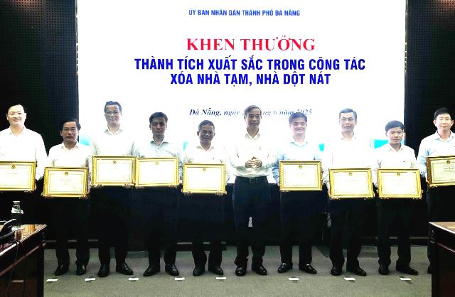 Chủ tịch UBND TP. Đà Nẵng Lê Trung Chinh tặng Bằng khen cho các tập thể và cá nhân. Chủ tịch UBND TP. Đà Nẵng Lê Trung Chinh tặng Bằng khen cho các tập thể và cá nhân.