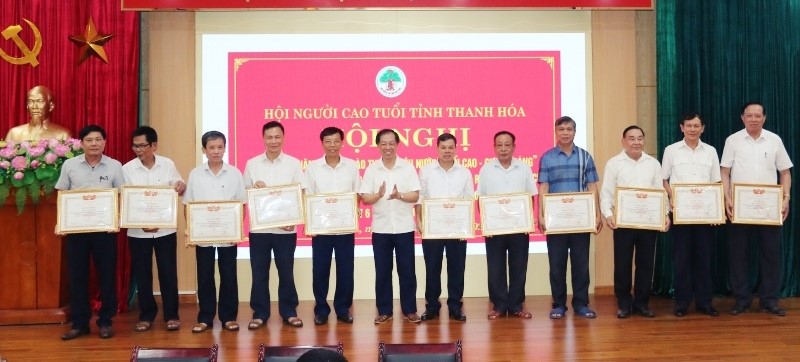 Khen thưởng các tập thể, cá nhân có thành tích trong phong trào “Tuổi cao - Gương sáng” và thực hiện Đề án nhân rộng mô hình CLB LTHTGN.