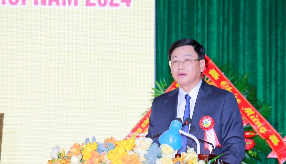 Phó Chủ tịch UBND tỉnh Mai Xuân Liêm phát biểu chúc mừng huyện Ngọc Lặc. Phó Chủ tịch UBND tỉnh Mai Xuân Liêm phát biểu chúc mừng huyện Ngọc Lặc.