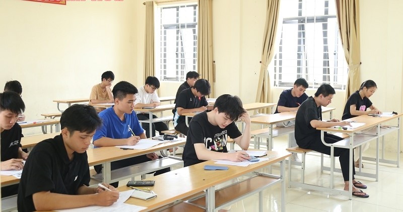 Thí sinh làm bài thi tại điểm thi Trung tâm Giáo dục nghề nghiệp - Giáo dục thường xuyên huyện Quảng Xương. Thí sinh làm bài thi tại điểm thi Trung tâm Giáo dục nghề nghiệp - Giáo dục thường xuyên huyện Quảng Xương.