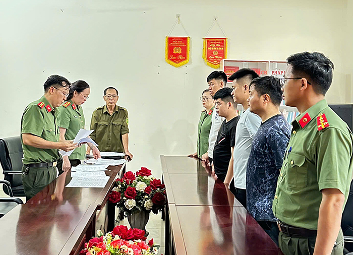 Cơ quan ANĐT Công an tỉnh Sơn La đã ra các quyết định tố tụng đối với 4 đối tượng trong đường dây “Chế tạo, tàng trữ, mua bán trái phép vũ khí quân dụng”.