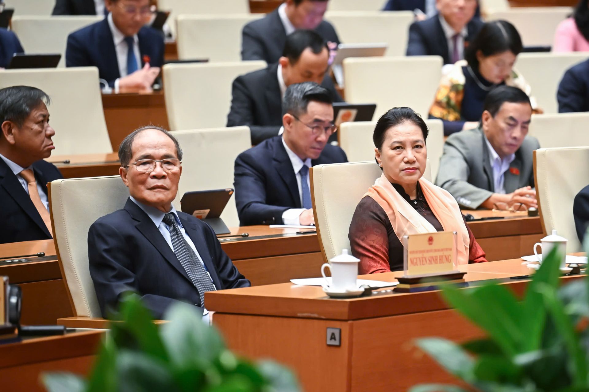 Các đồng chí nguyên Lãnh đạo Quốc hội cùng các ĐBQH tham dự Phiên bế mạc.