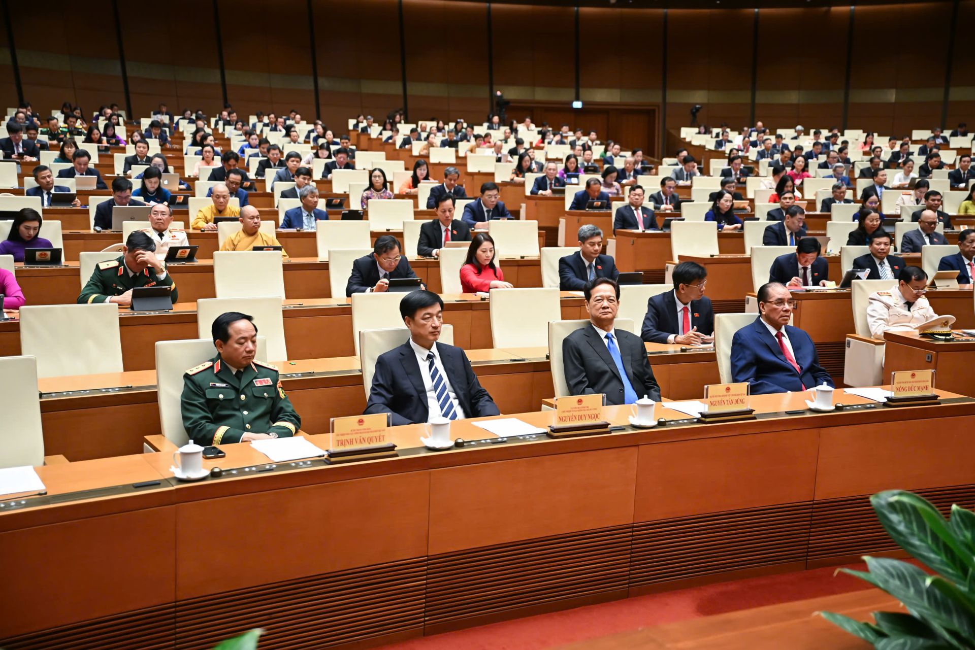 Các đồng chí nguyên Lãnh đạo Đảng, Nhà nước cùng các đại biểu tại Phiên bế mạc Kỳ họp thứ 9, Quốc hội khóa XV