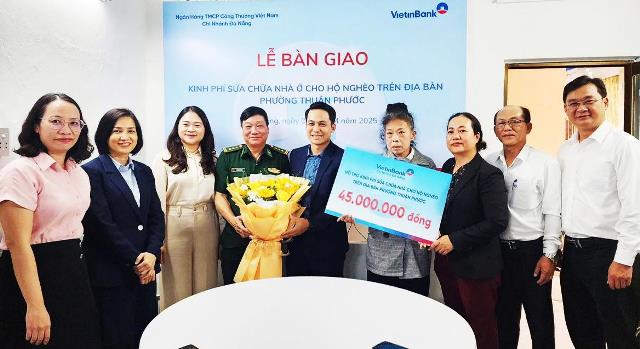 VietinBank Đà Nẵng hỗ trợ kinh phí cho 1 hộ nghèo ở phường Thuận Phước (TP Đà Nẵng) xóa nhà tạm. VietinBank Đà Nẵng hỗ trợ kinh phí cho 1 hộ nghèo ở phường Thuận Phước (TP Đà Nẵng) xóa nhà tạm.
