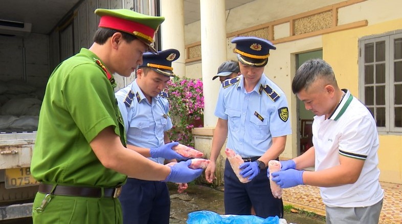 Lạng Sơn: Thu giữ gần 1 tấn chân giò lợn đông lạnh không rõ nguồn gốc