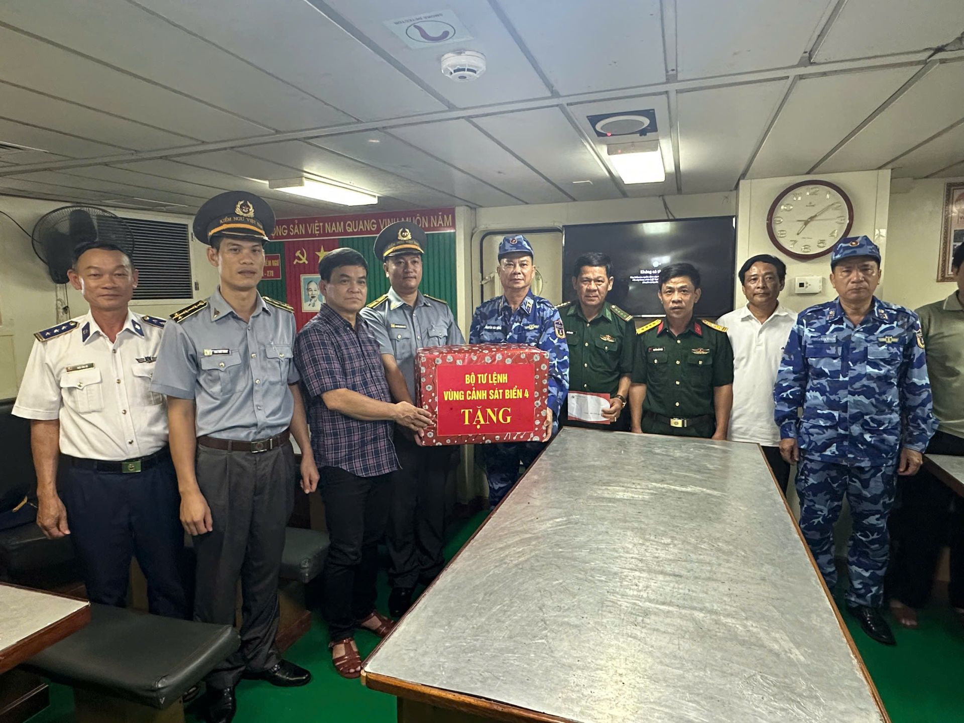 Đoàn công tác động viên, tặng quà cán bộ, chiến sĩ Tàu KN 278 Đoàn công tác động viên, tặng quà cán bộ, chiến sĩ Tàu KN 278