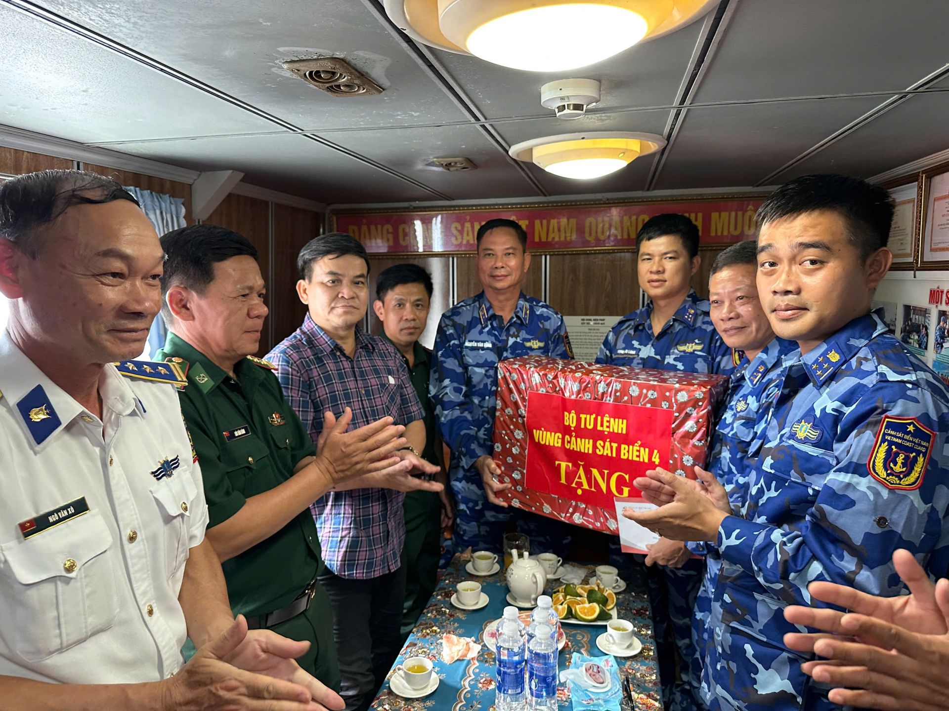Thiếu tướng Nguyễn Văn Dũng, Chính ủy Vùng Cảnh sát biển 4 thăm, động viên, tặng quà cán bộ, chiến sĩ Tàu CSB 4035 Thiếu tướng Nguyễn Văn Dũng, Chính ủy Vùng Cảnh sát biển 4 thăm, động viên, tặng quà cán bộ, chiến sĩ Tàu CSB 4035