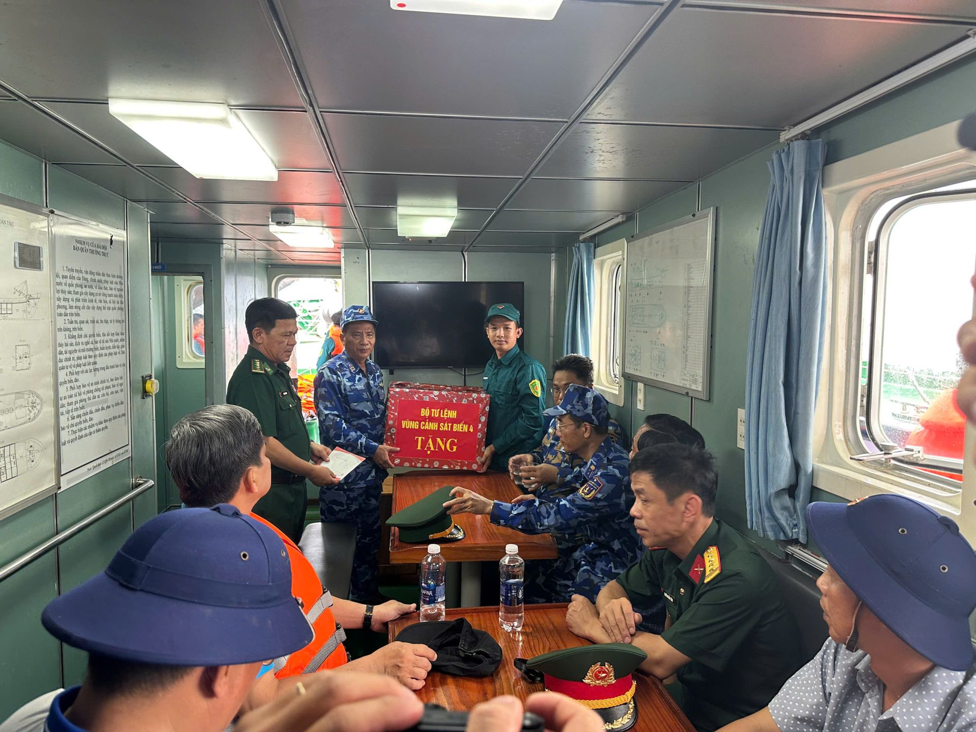 Đoàn công tác động viên, tặng quà cán bộ, chiến sĩ Tàu dân quân thường trực KG 96023 TS Đoàn công tác động viên, tặng quà cán bộ, chiến sĩ Tàu dân quân thường trực KG 96023 TS