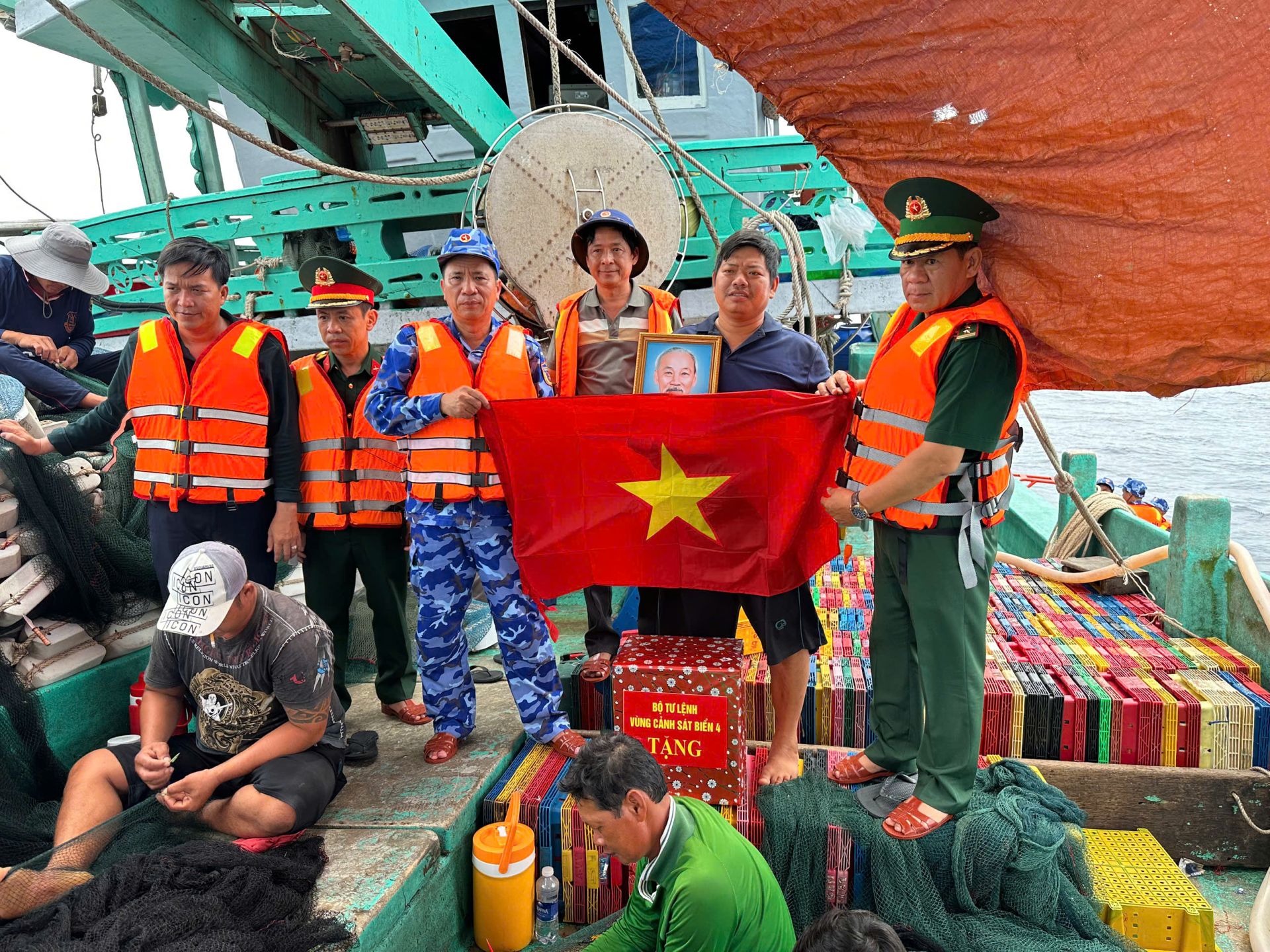 Đoàn công tác thăm, động viên, tặng Cờ Tổ quốc, ảnh Bác Hồ và quà cho bà con ngư dân làm ăn trên biển Đoàn công tác thăm, động viên, tặng Cờ Tổ quốc, ảnh Bác Hồ và quà cho bà con ngư dân làm ăn trên biển