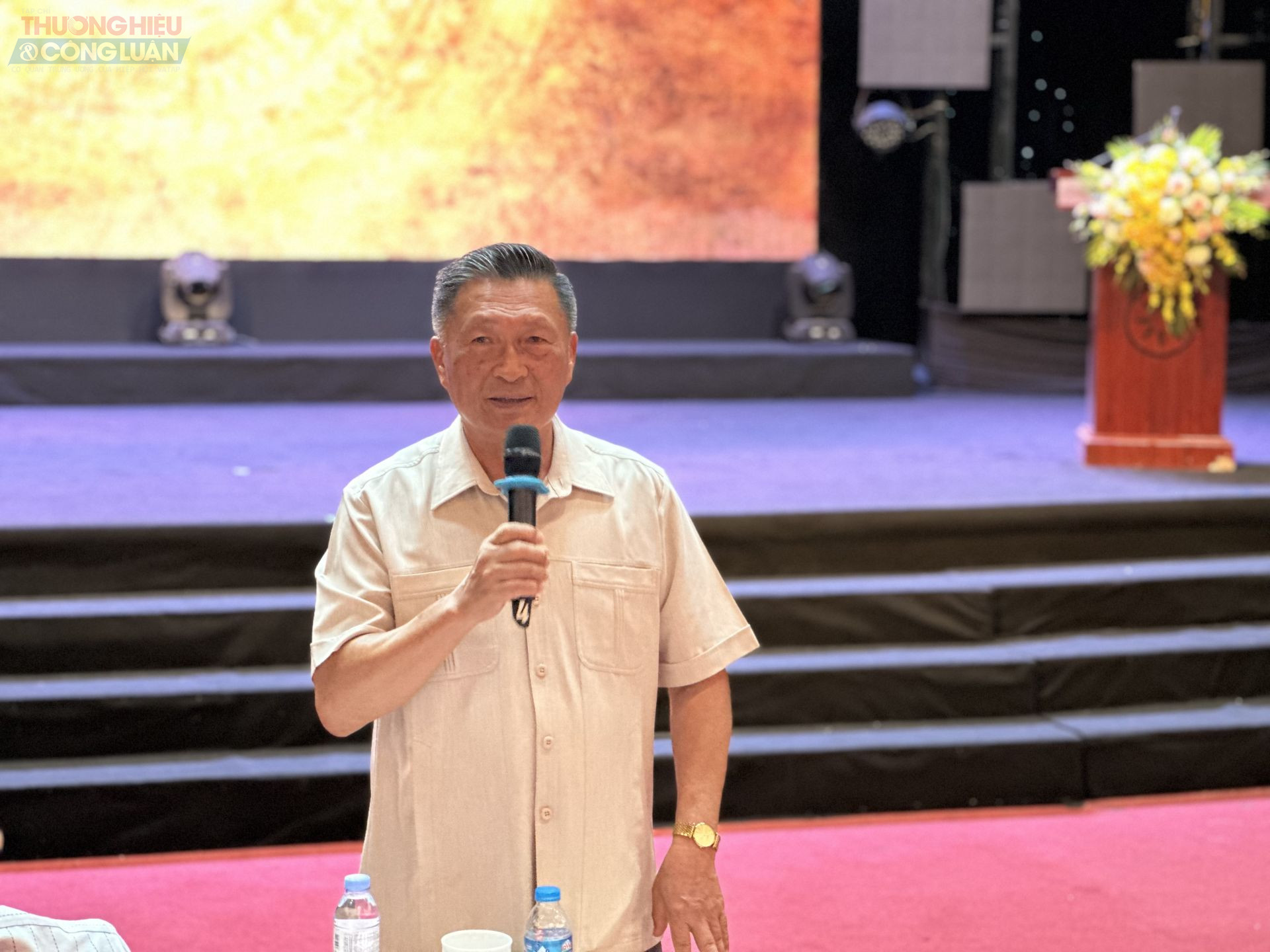 TS Hoàng Văn Kể Chủ tịch Hội đồng Mạc tộc thông tin đến các cơ quan báo chí về Chợ quê thời Mạc