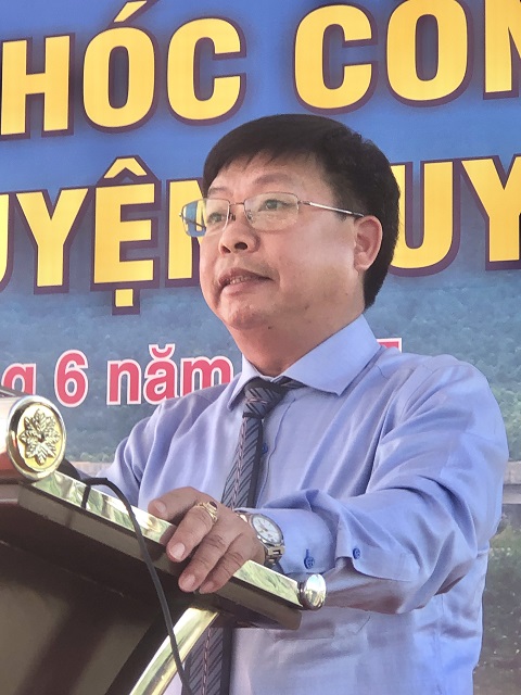 Ông Dương Minh Tân giới thiệu về quá trình thi công dự án cầu Hóc Công. Ảnh: VH