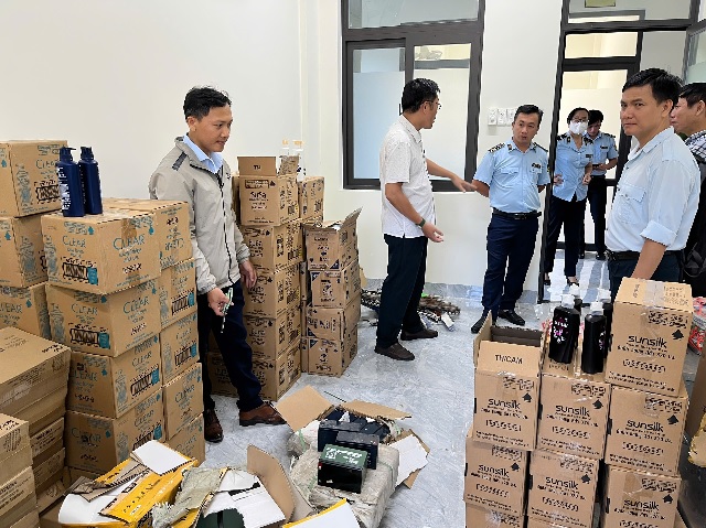 Tập kết, kiểm đếm hàng hoá chuẩn bị tiêu huỷ. Ảnh: QLTT-QN Tập kết, kiểm đếm hàng hoá chuẩn bị tiêu huỷ. Ảnh: QLTT-QN