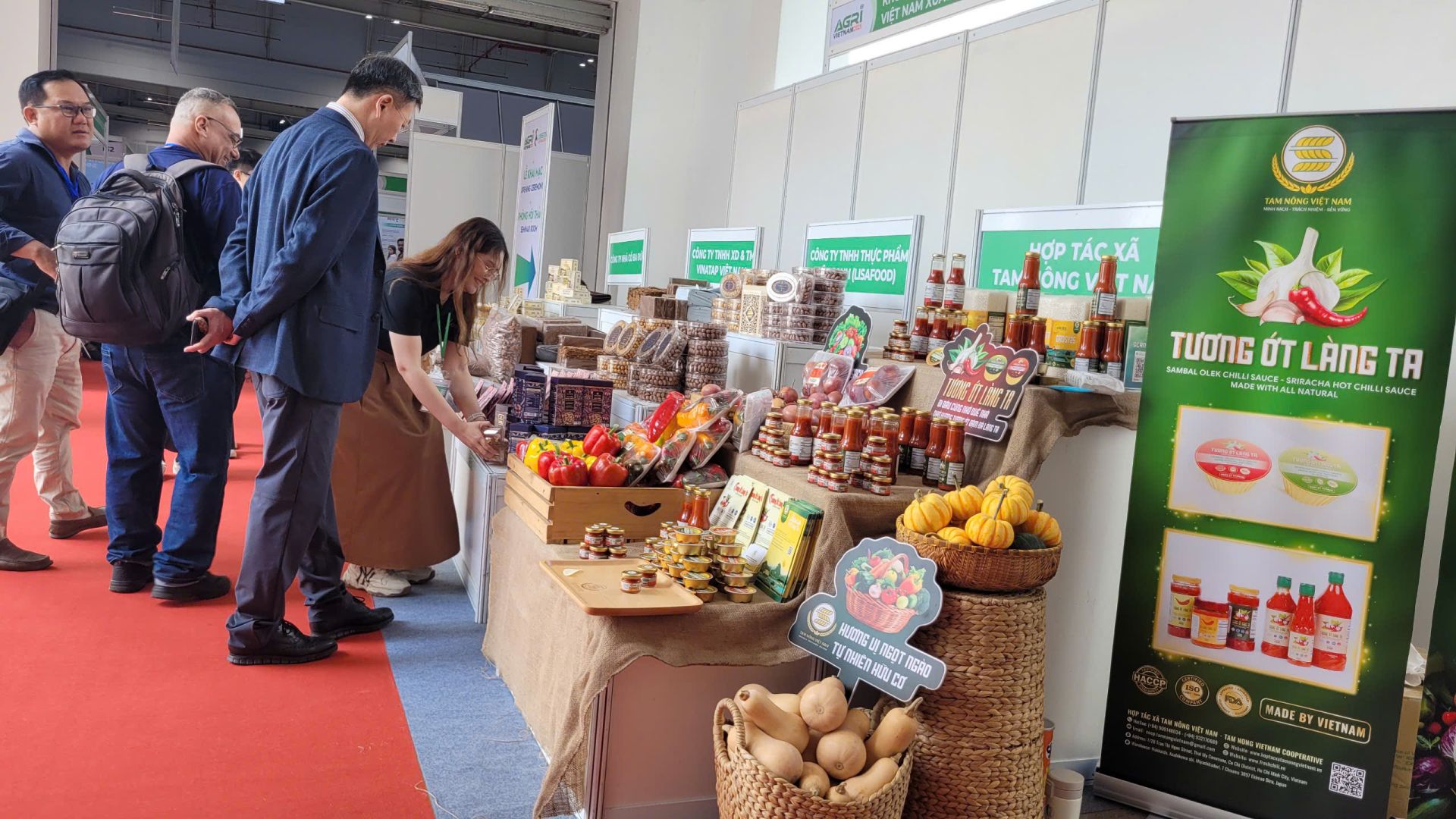 Khách tham quan tại triển lãm