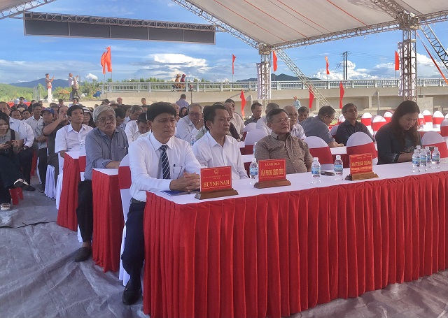 Đại biểu quan khách tham dự Lễ Khánh thành. Ảnh: Viết Hiền