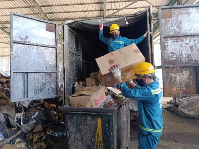 Công ty LILAMA thực hiện các biện pháp tiêu huỷ tang vật. Ảnh: QLTT-QN Công ty LILAMA thực hiện các biện pháp tiêu huỷ tang vật. Ảnh: QLTT-QN