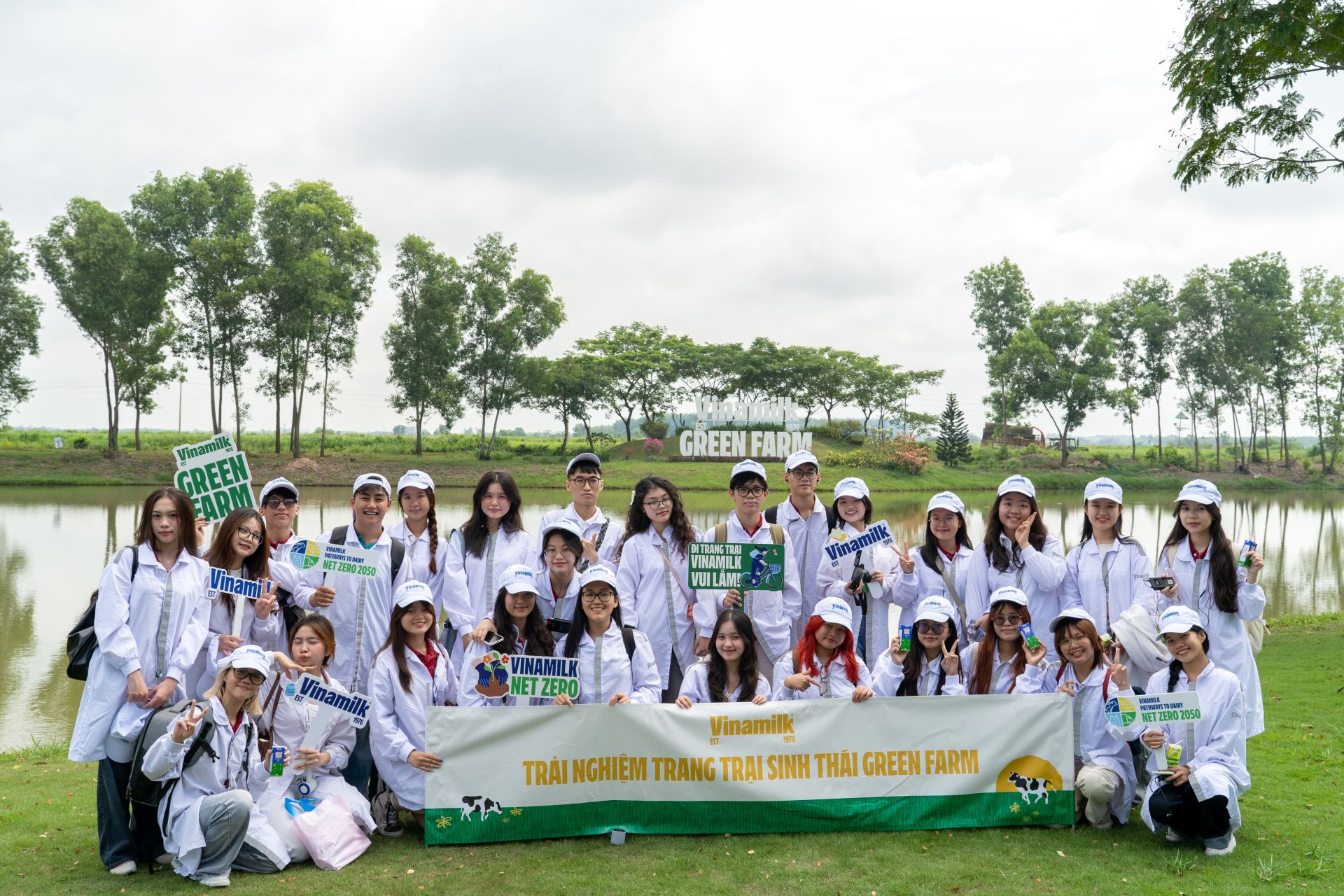 Đoàn sinh viên đến từ các trường đại học tại TP.HCM ghé thăm trang trại Vinamilk Green Farm Tây Ninh (Ảnh: Thế Anh).