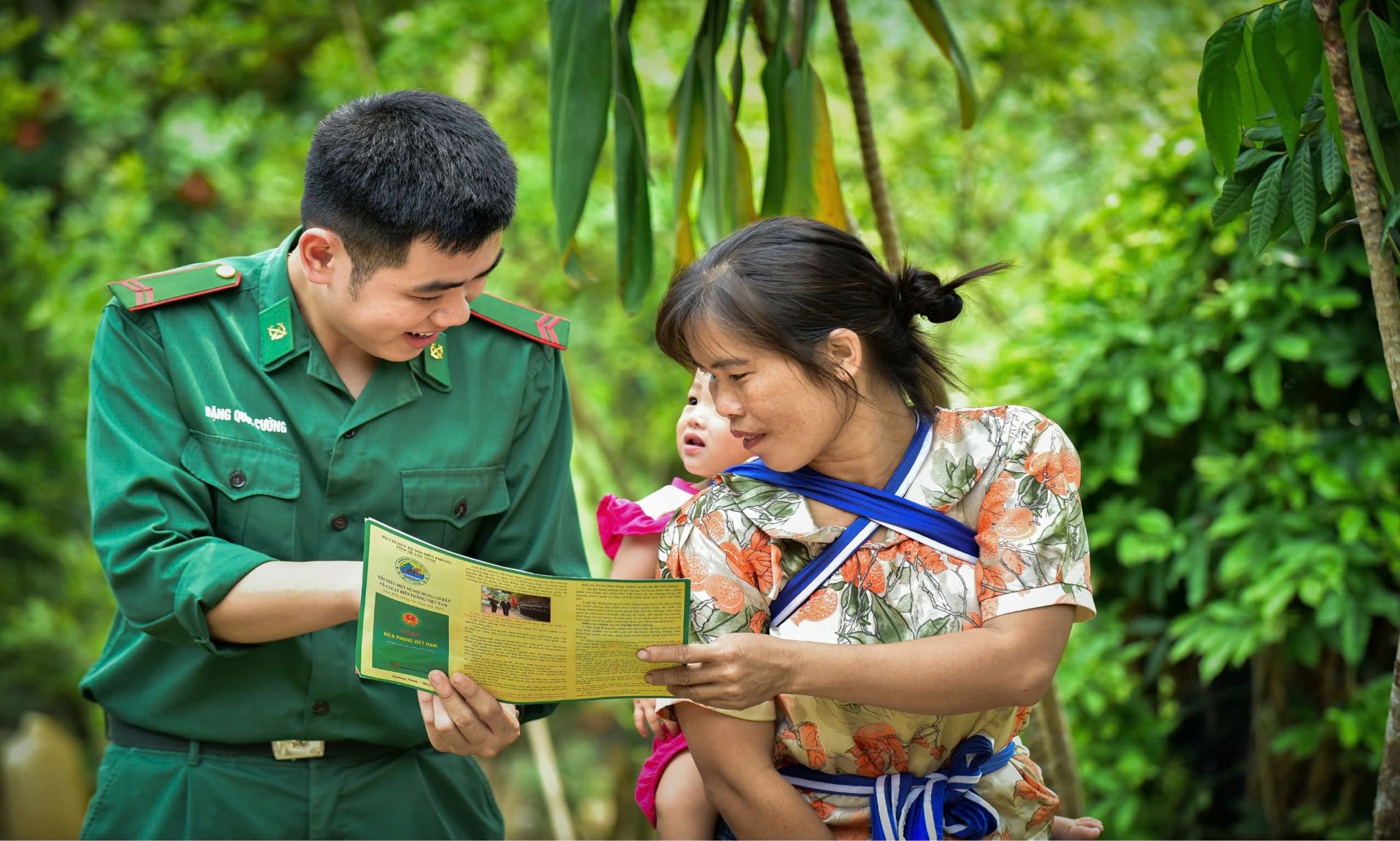 Tham gia tuyên truyền Luật Biên phòng Việt Nam cho nhân dân biên giới Tham gia tuyên truyền Luật Biên phòng Việt Nam cho nhân dân biên giới