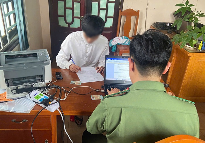 Công an làm việc với thí sinh vi phạm. Công an làm việc với thí sinh vi phạm.
