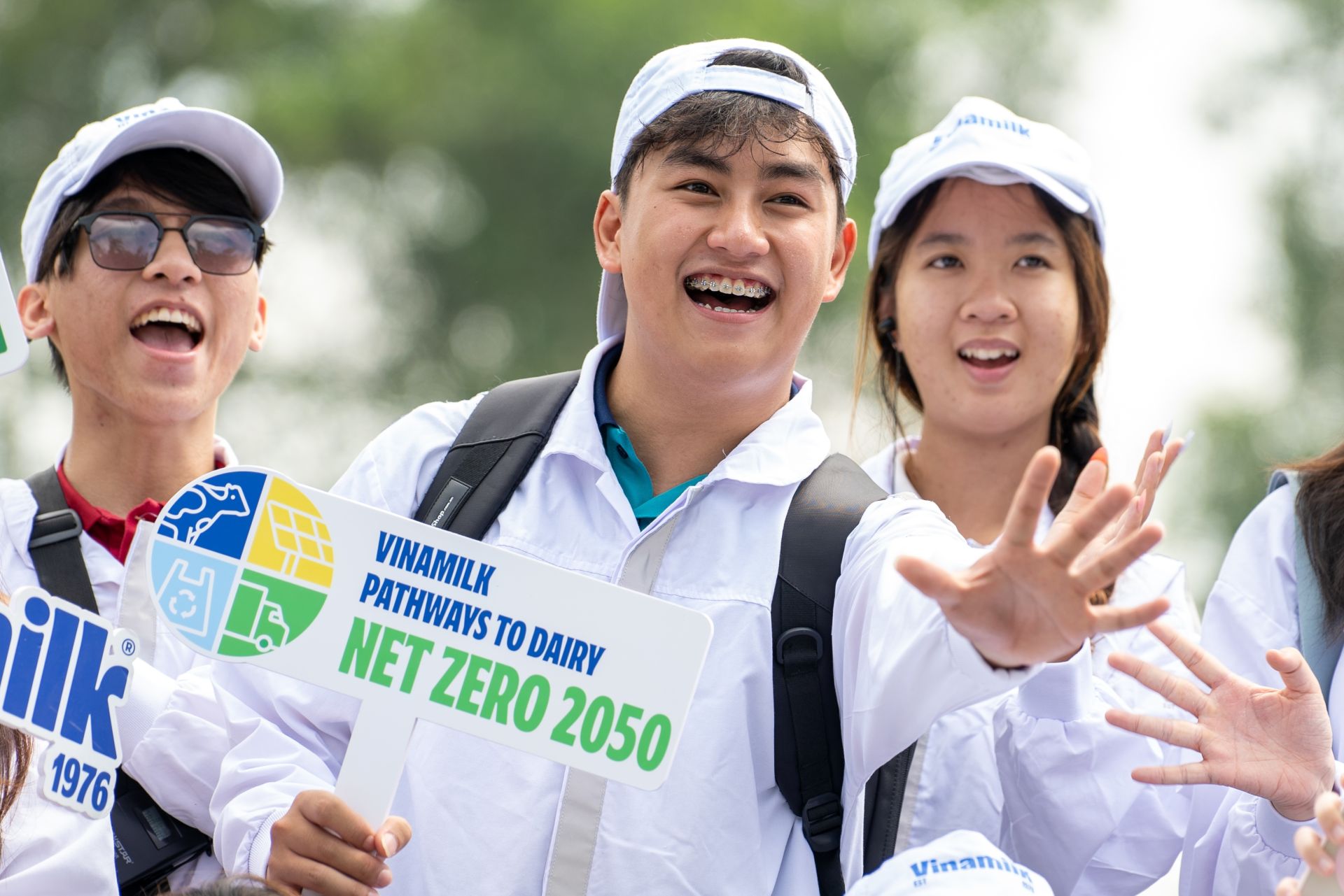 Đoàn Đức Long - Sinh viên Đại học Kinh tế TP.HCM (đứng giữa) cùng các bạn trong chuyến tham quan trang trại Vinamilk Green Farm (Ảnh: Thế Anh).