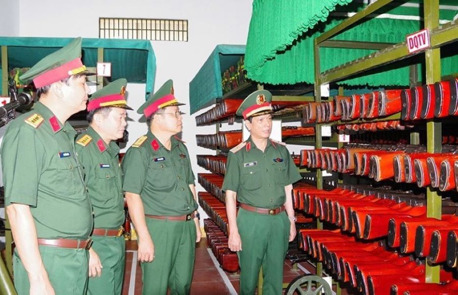 Đoàn kiểm tra hệ thống trang bị quản lý vũ khí, trang bị, cơ sở vật chất.