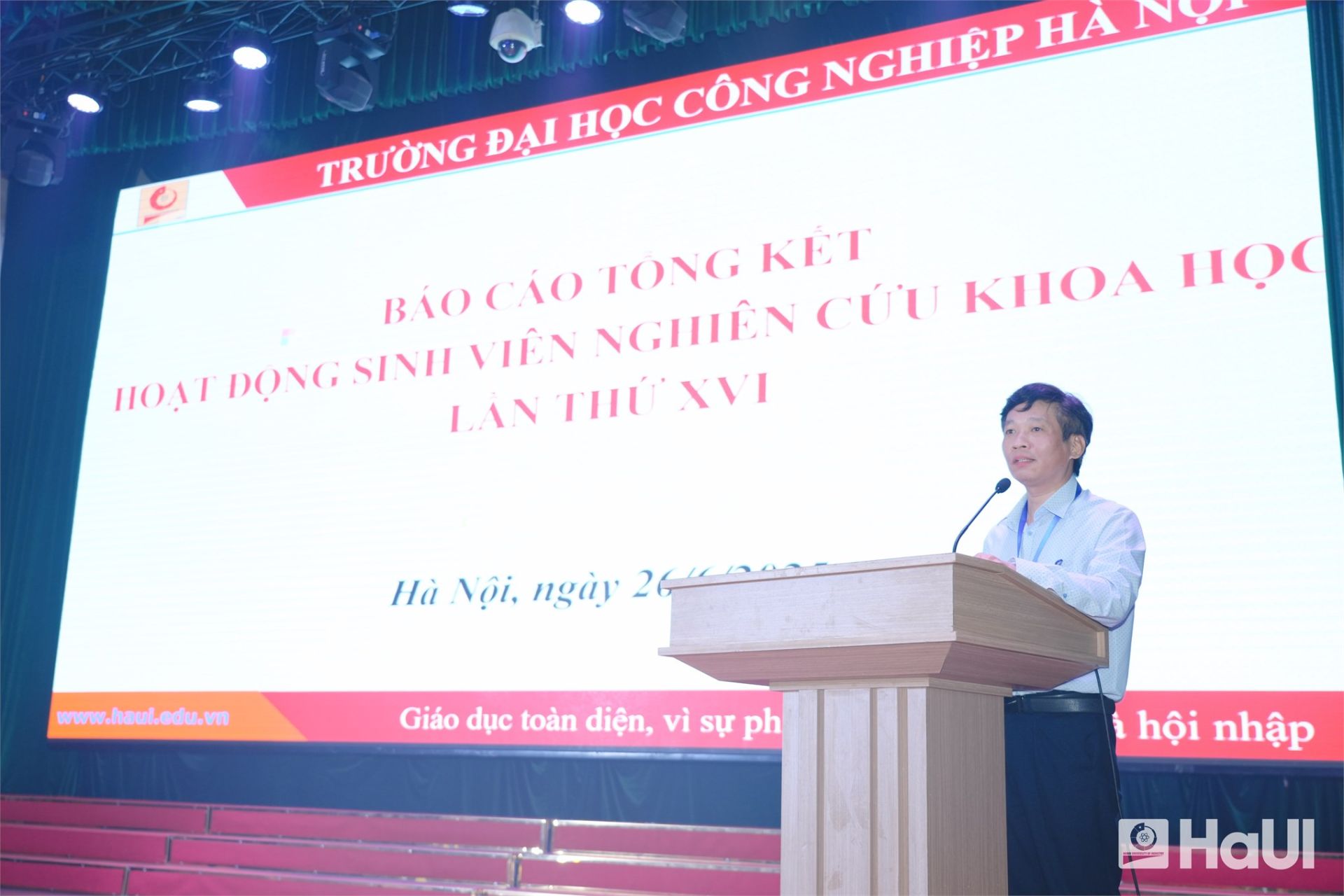 PGS.TS. Trịnh Trọng Chưởng - Trưởng phòng Khoa học Công nghệ báo cáo tổng kết hoạt động nghiên cứu khoa học lần thứ XVI